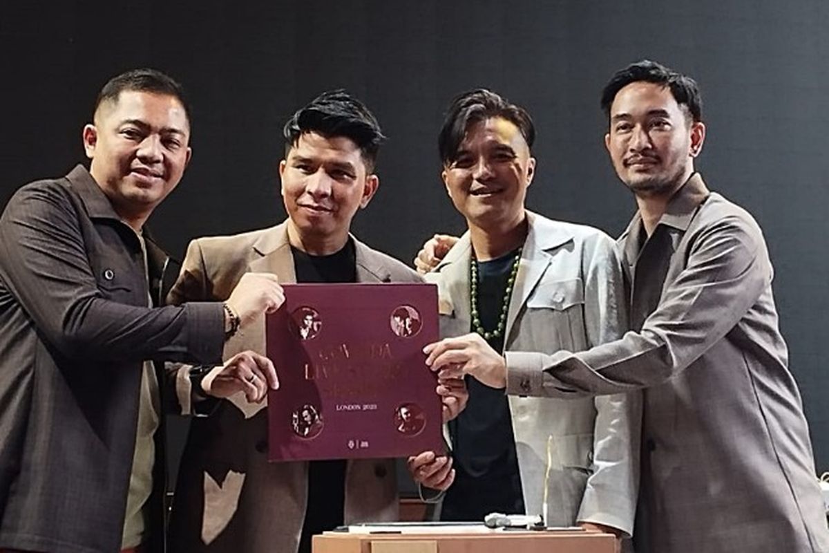 Grup band Govinda memegang album vinyl yang direkam di Abbey Road Studios.