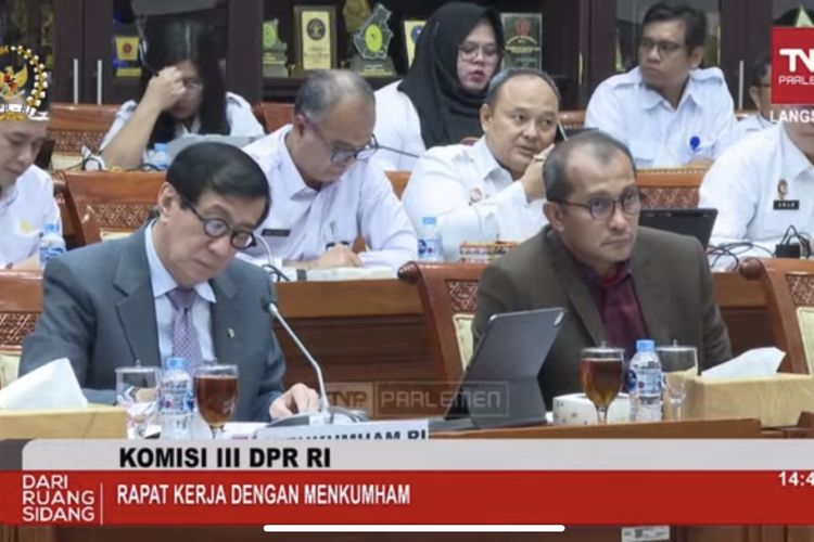 Anggota Komisi III DPR Benny K Harman meminta Wakil Menteri Hukum dan HAM (Wamenkumham) Edward Omar Sharif Hiariej atau Eddy Hiariej keluar dari ruangan rapat.  Peristiwa itu terjadi saat Komisi III menggelar rapat dengan jajaran Kemenkumham terkait optimalisasi peran dan fungsi Kemenkumham menjelang Pemilu 2024 di Kompleks Parlemen, Senayan, Jakarta Pusat, Selasa (21/11/2023).