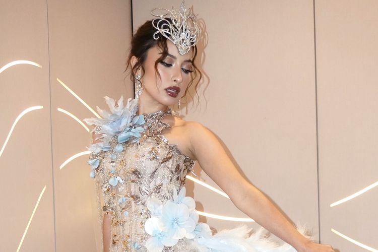 5 Gaya Jennifer Coppen saat Jadi Model Catwalk Maison Baaz, Stunning Banget