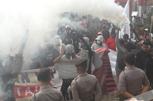 Unjuk Rasa di Depan Gedung KPK, Demonstran Semprotkan Asap