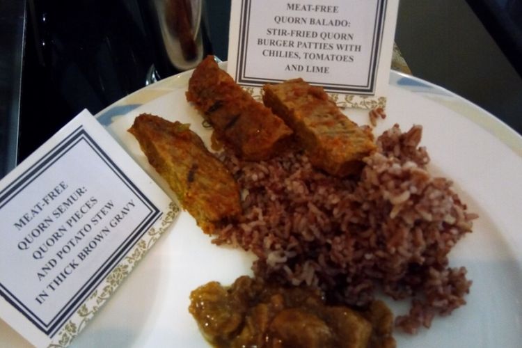 Quorn diolah dengan menu khas Indonesia antara lain rendang dan bumbu balado. Foto diambil saat pergelaran EAT Asia Pacific Food Forum 2017 di Jakarta, Senin (30/10/2017).