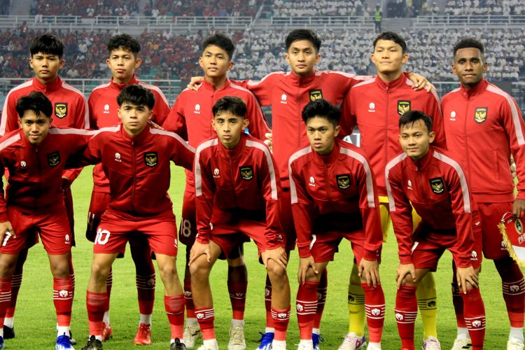 Pemain inti Timnas Indonesia foto bersama sebelum laga babak penyisihan Grup A Piala Dunia U17 2023 Indonesia melawan Ekuador yang berakhir dengan skor 1-1 di Stadion Gelora Bung Tomo Surabaya, Jawa Timur (10/11/2023) malam. Artikel ini berisi klasemen Piala Dunia U17 2023.