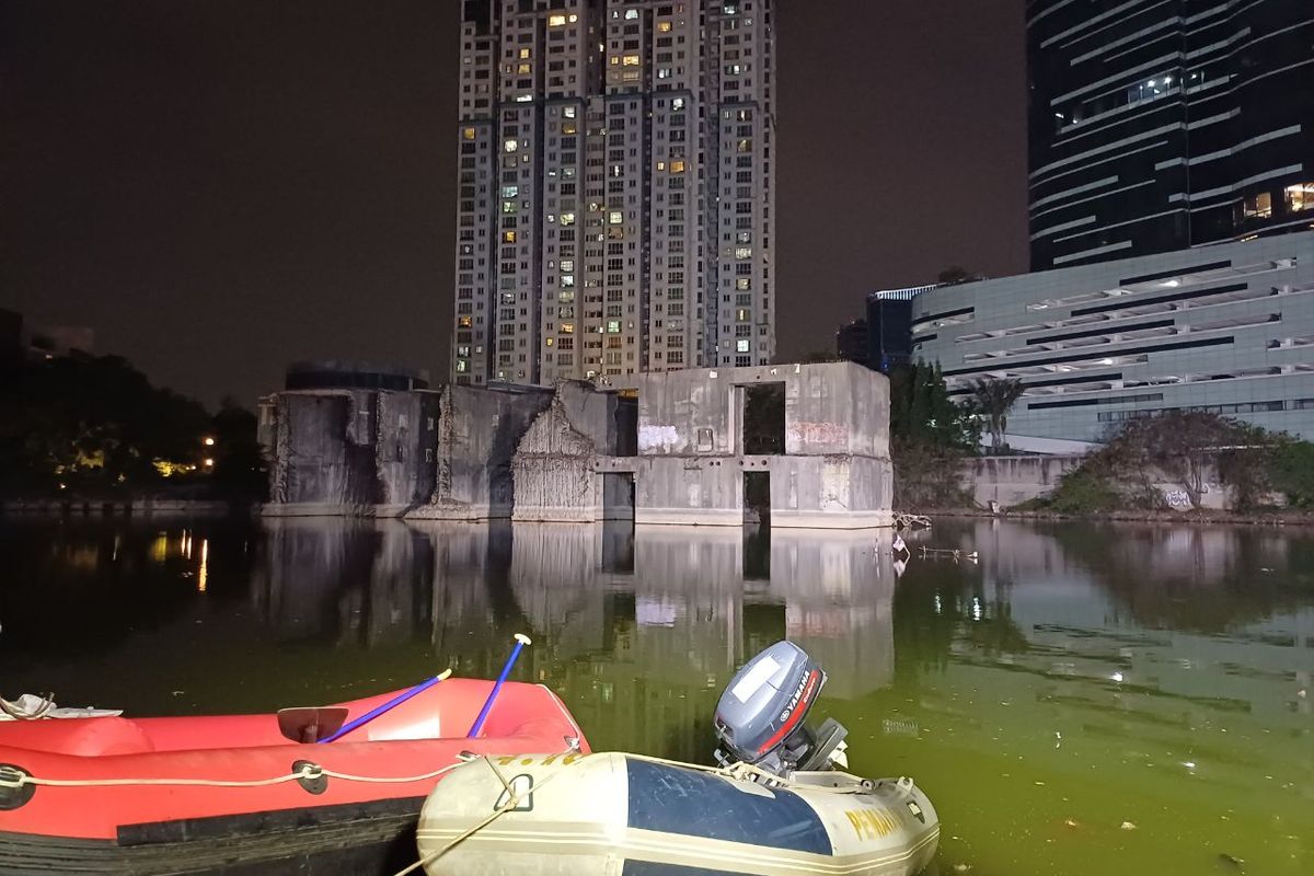 Penampakan kolam bekas galian proyek bilangan Kuningan, Setiabudi, Jakarta Selatan, Minggu (20/8/2023) malam.