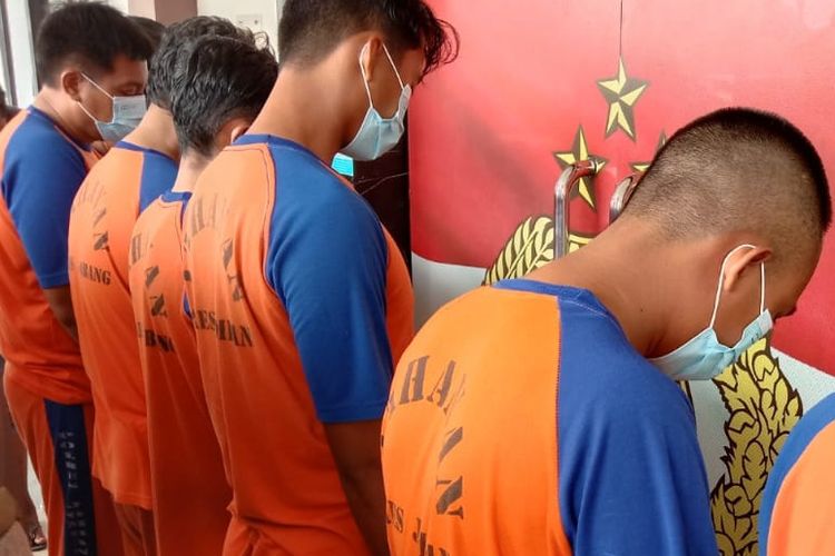 Para simpatisan MSA, anak kiai Jombang tersangka pencabulan ditahan di Mapolres Jombang, Jawa Timur.
