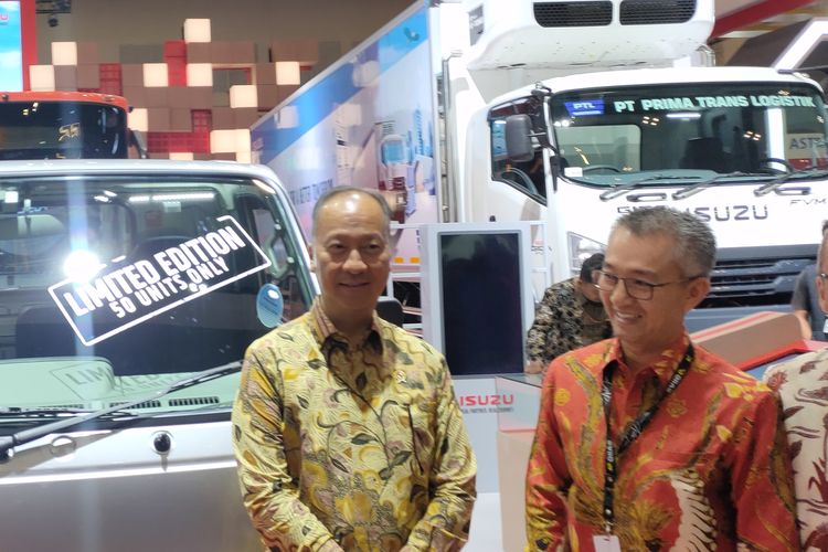 Menteri Perindustrian Agus Gumiwang Kartasasmita berfoto di depan booth Isuzu pada  pameran Gaikindo Indonesia International Auto Show (GIIAS) 2025 