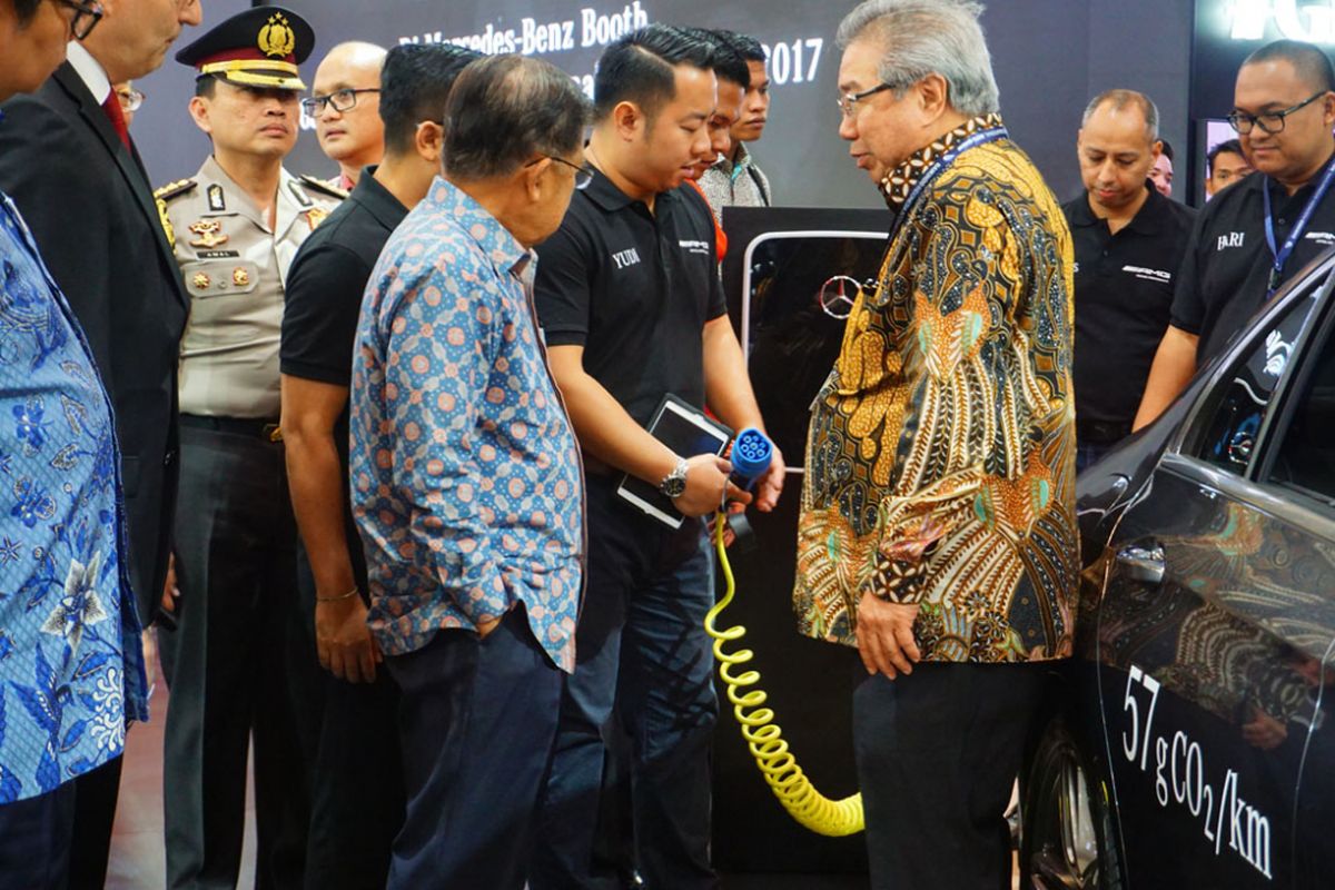 Wakil PResiden Republik Indonesia, H.M Jusuf Kalla mengunjungi booth Mercedes- Benz
 di GIIAS 2017