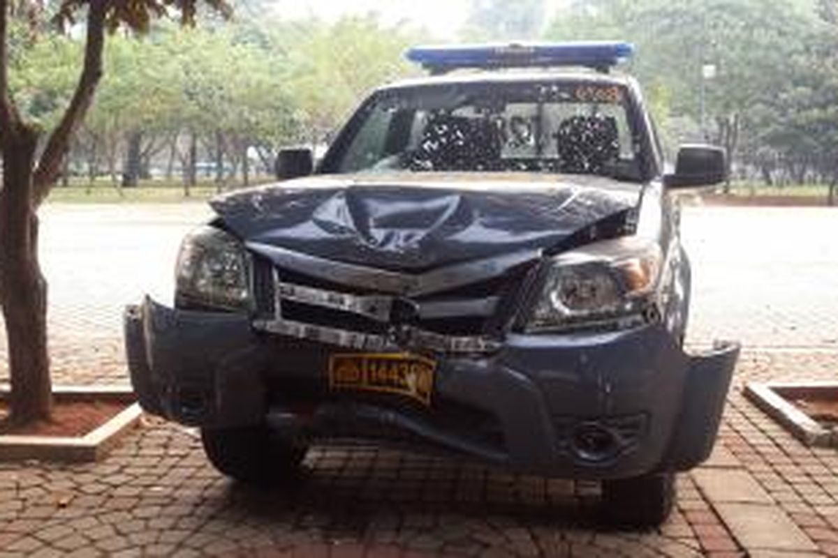 Mobil polisi yang seruduk mobil di Monas, Jakarta, Jumat (12/6/2015).