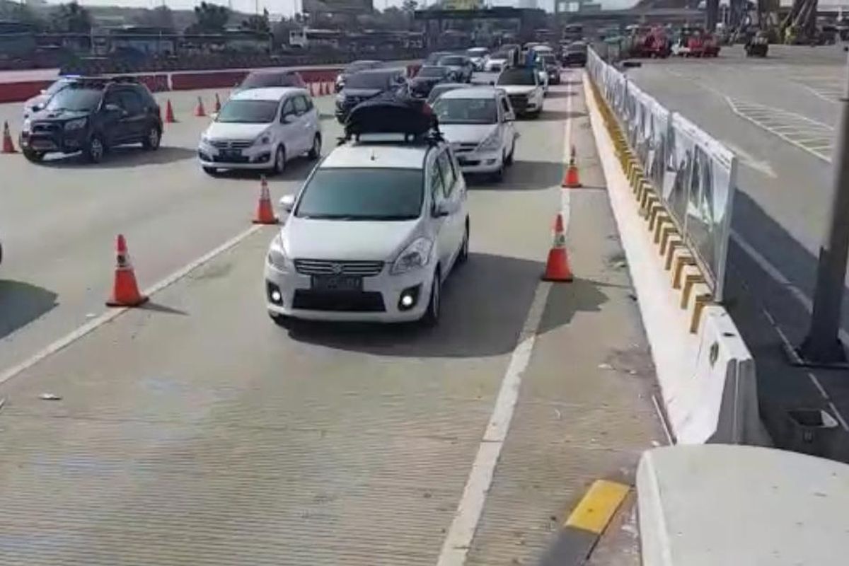 Rekayasan lalu lintas one way diberlakukan mulai dari KM 414 Gerbang Tol (GT) Kalikangkung hingga KM 29 Jalan Tol Jakarta-Cikampek.
