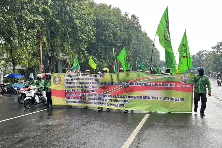 Hujan Deras, Ribuan Buruh Mulai Bergerak ke Kantor Gubernur Jatim