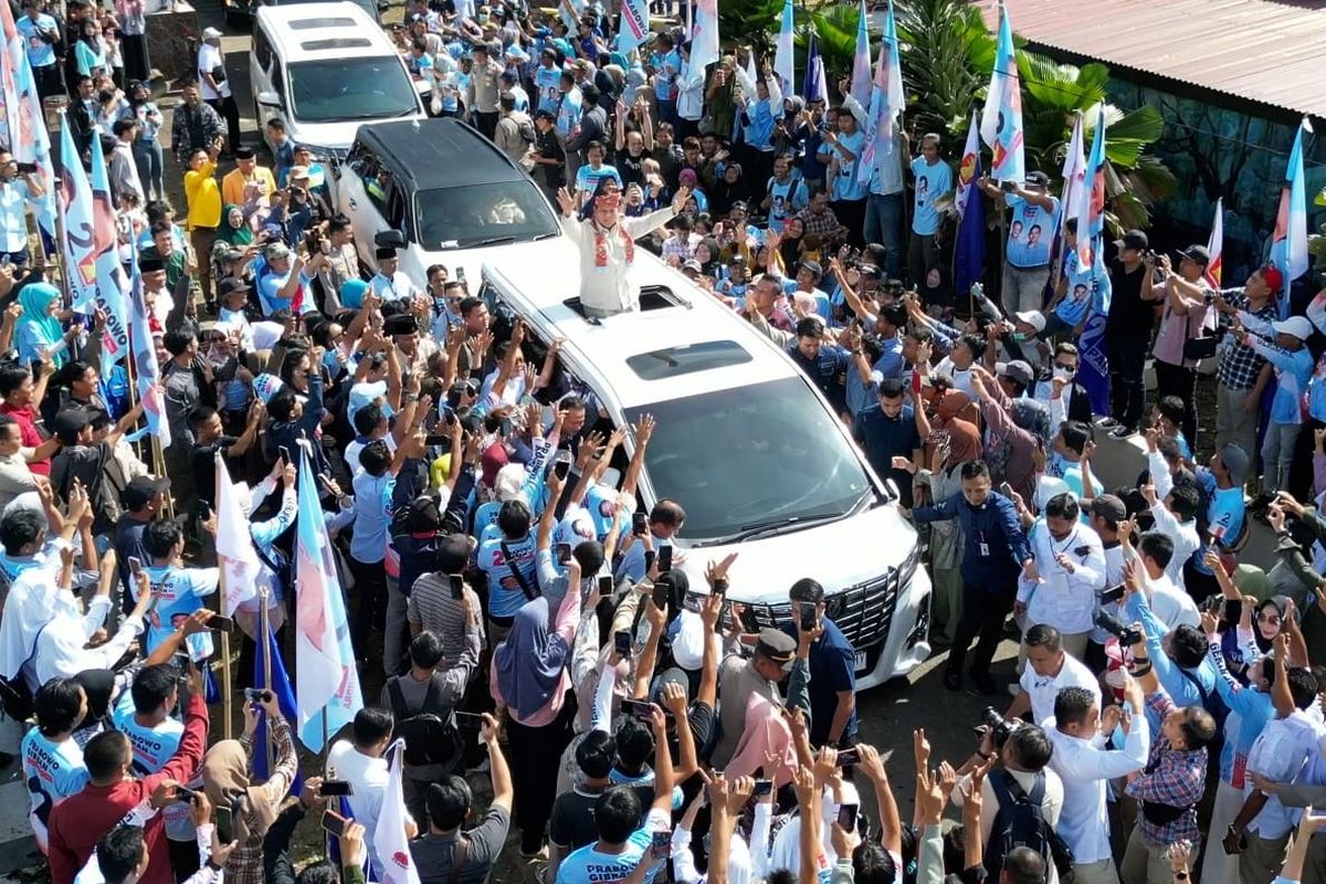 Calon presiden (capres) nomor urut 2 (dua), Prabowo Subianto menyapa ribuan warga Kepulauan Bangka Belitung ((Babel) dalam agenda 'Konsolidasi Indonesia Maju' di GOR Sahabudin, Pangkalpinang, Kamis (11/1/2024).