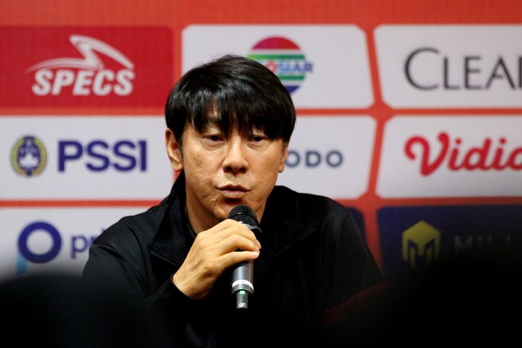 Jelang laga Kualifikasi Piala Asia 2023 pelatih Timnas Indonesia Shin Tae-yong saat preskon di Surabaya, Selasa (13/9/2022) siang.