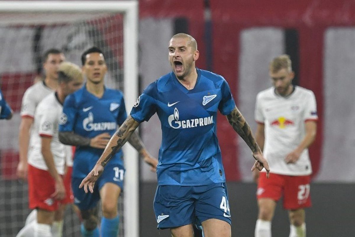 Bek Zenit St Petersburg asal Ukraina, Yaroslav Rakitskiy (tengah) merayakan skor 0-1 selama pertandingan sepak bola Grup G Liga Champions UEFA RB Leipzig vs Zenit St Petersburg di Leipzig, Jerman timur, pada 23 Oktober 2019.