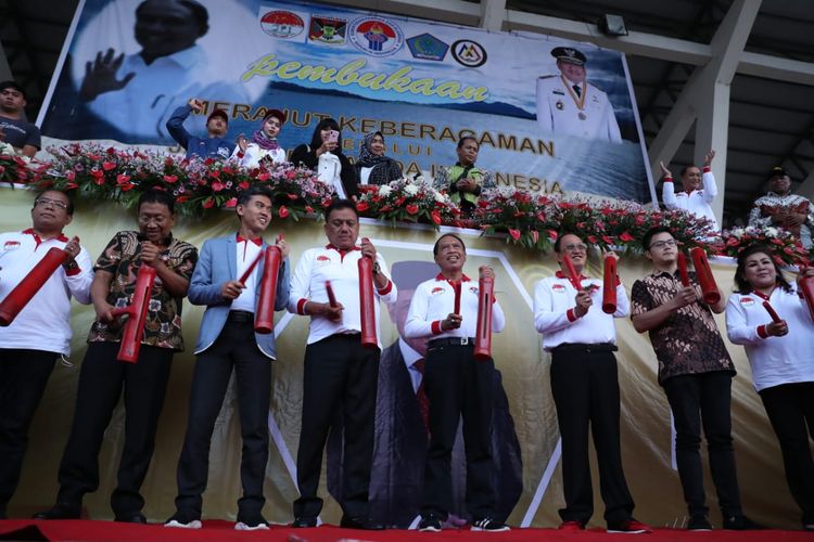 Menpora Zainudin Amali didampingi Gubernur Sulawesi Utara Olly Dondokambey, Bupati Minahasa Royke Roring membuka Jambore Pemuda Indonesia (JPI) 2019 yang berlangsung pada 1-6 November 2019, di Stadion Maesa Minahasa, Sulawesi Utara, Jumat (1/11/2019) sore.