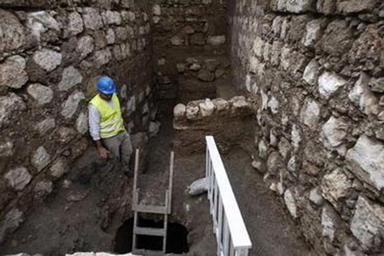 Seorang pekerja Otoritas Kepurbakalaan Israel berdiri di situ penggalian arkeologi di Kota Lama Yerusalem.