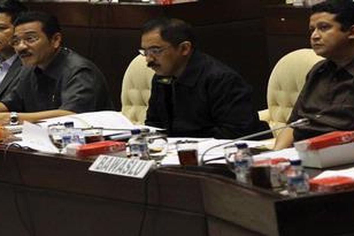 Ketua Komisi Pemilihan Umum Husni Kamil Manik, Menteri Dalam Negeri Gamawan Fauzi, Dirjen Kesbangpol Tanri Abeng dan Ketua Badan Pengawas Pemilu Muhammad (kiri ke kanan) hadir dalam rapat kerja pihak pemerintah dengan Komisi II DPR di kompleks Gedung DPR, Senayan, Jakarta, Senin (21/5/2012). Rapat tersebut membahas tentang pembentukan Dewan Kehormatan Penyelenggaraan Pemilu (DKPP).   