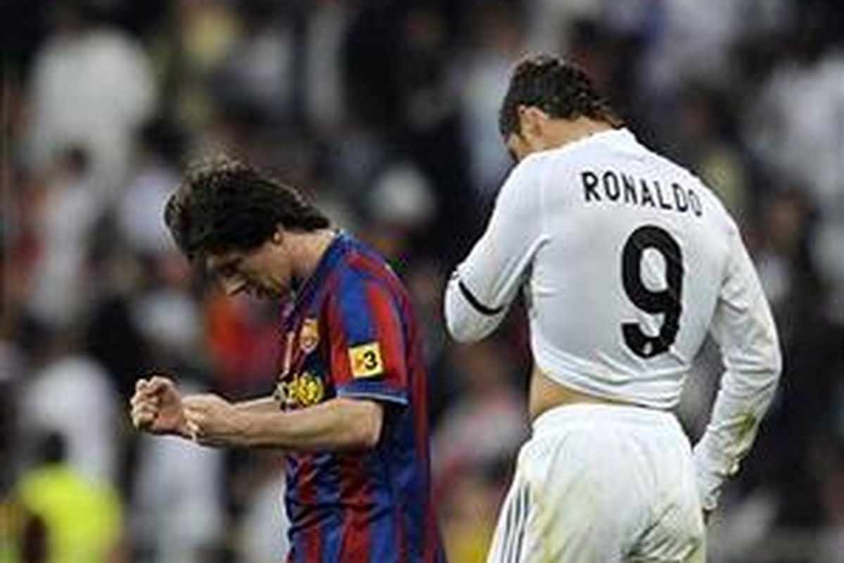 Lionel Messi (kiri) mengepalkan tangan setelah membobol gawang Real Madrid, Sabtu (10/4/2010). Sementara Cristiano Ronaldo tertunduk lesu.