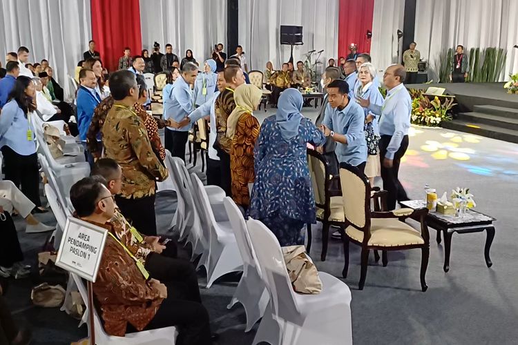 Pasangan calon presiden dan calon wakil presiden (Capres-cawapres) nomor urut 2 Prabowo Subianto-Gibran Rakabuming Raka menyalami istri Fery Farhati dan Rustini Murtadho, Rabu (17/1/2024).