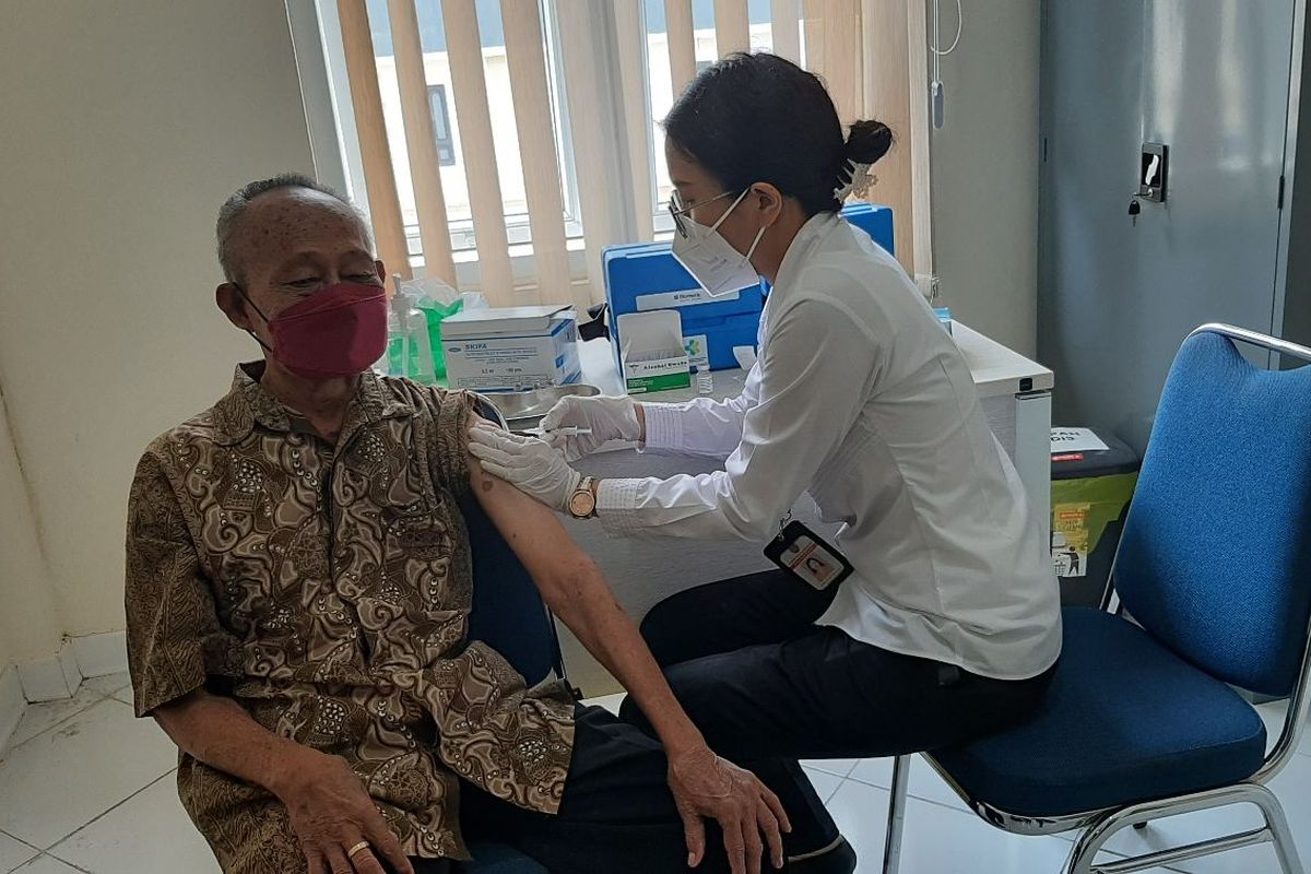 Vaksinasi booster lansia di Puskesmas Bugangan Semarang, Rabu (12/1/2022)