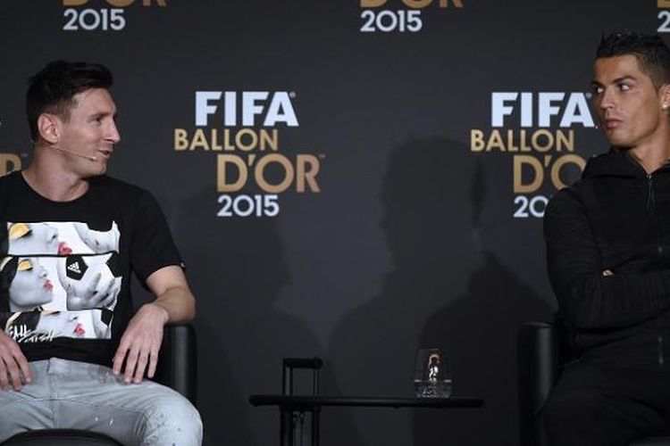 Lionel Messi (kiri) dan Cristiano Ronaldo menjalani konferensi pers jelang acara FIFA Ballon dOr 2015 di Zurich, Swiss, Senin (11/1/2016) waktu setempat.