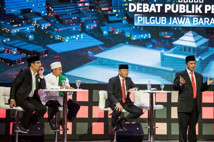 Calon Wakil Gubernur Jawa Barat Anton Charliyan (kanan) menyampaikan pertanyaan disaksikan Calon Gubernur Jawa Barat TB Hasanudin (kedua kanan), Ridwan Kamil (kiri) dan Uu Ruzhanul Ulum (kedua kiri) saat Debat Calon Gubernur dan Wakil Gubernur Jawa Barat di Sabuga, Bandung, Jawa Barat, Senin (12/3). Debat calon Gubernur dan Wakil Gubernur Jabar pertama tersebut mengangkat sejumlah isu seperti politik, hukum, ekonomi, pemerintahan daerah, UMKM dan infrastruktur. 