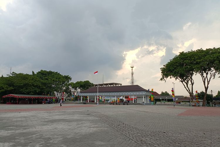 Suasana Alun-alun Kota Bekasi di Margajaya, Bekasi Selatan, Kota Bekasi setelah satu hari pasca peresmian yang dilakukan oleh Gubernur Jawa Barat, Ridwan Kamil pada Senin (21/2/2022) lalu. 