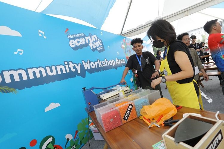 Di area Community Workshop, pengunjung Pertamina Eco RunFest 2022 dapat belajar mengenai daur ulang sampah plastik. 