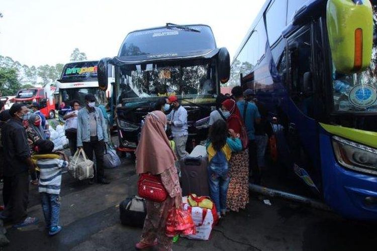 
Pemudik yang sudah memenuhi Terminal Poris Plawad Kota Tangerang menjelang larangan mudik pada tanggal 6-17 Mei 2021, Selasa (4/5/2021). 
