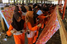 Siswa SMA Membatik Massal di Atas Kain Ratusan Meter