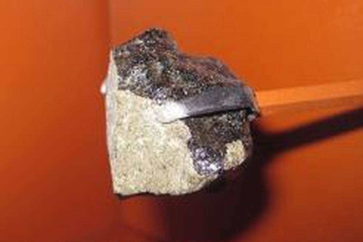 Potongan meteorit Nakhla yang jatuh di American Museum of Natural History. Meteorit tersebut jatuh di Nakhla, Mesir, pada tahun 1911. 