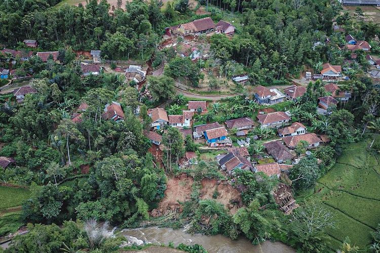 Foto udara Kampung Cigombong, Desa Cibedug, Kecamatan Rongga, Kabupaten Bandung Barat (KBB), Jawa Barat yang diterjang pergerakan tanah, Senin (3/3/2024).