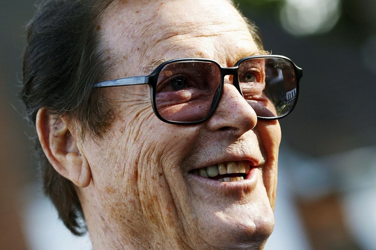 Aktor Inggris Roger Moore ketika menghadiri sebuah acara di Bletchley Park, Milton, pada 17 Oktober 2008. Ia meninggal dunia di Swiss pada 23 Mei 2017.