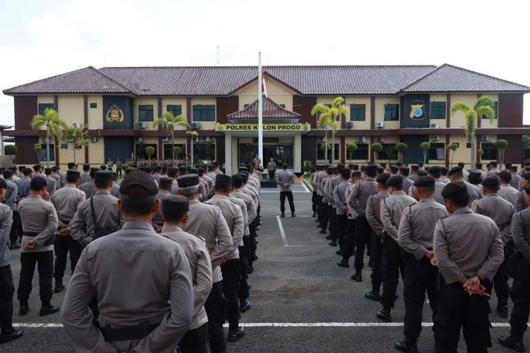 Apel personel polisi di halaman kantor Kepolisian Resor Kulon Progo, Daerah Istimewa Yogyakarta.