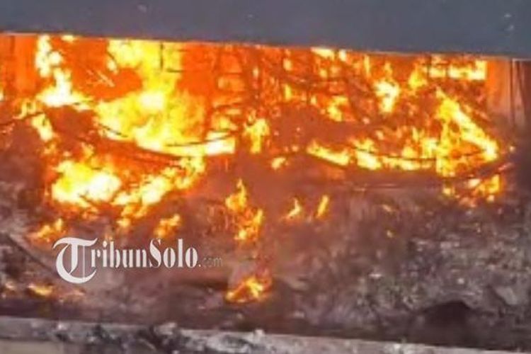 Kebakaran Hebat di Pasar Wonogiri, Pemadaman Libatkan 12 Mobil Damkar se-Solo Raya