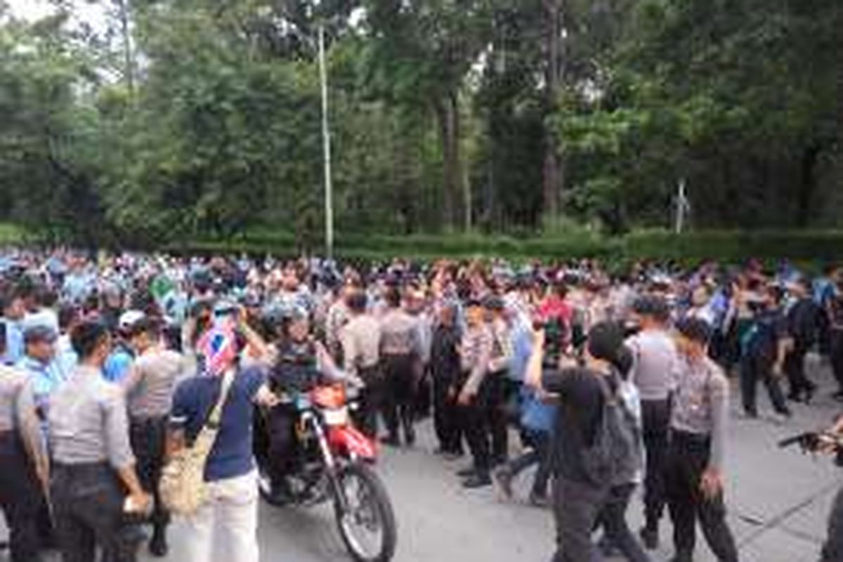 Suasana saat aparat kepolisian mencegah bentrokan antara supir taksi dan pengemudi Gojek di Flyover Palmerah, Jakarta Pusat, Selasa (22/3/2016).