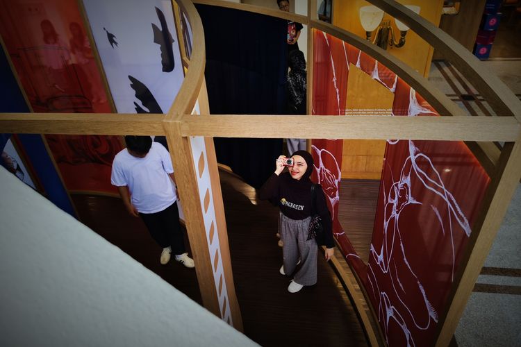 Pengunjung di pameran seni Chronospira di Artotel Gelora Senayan, Minggu (27/7/2025). 