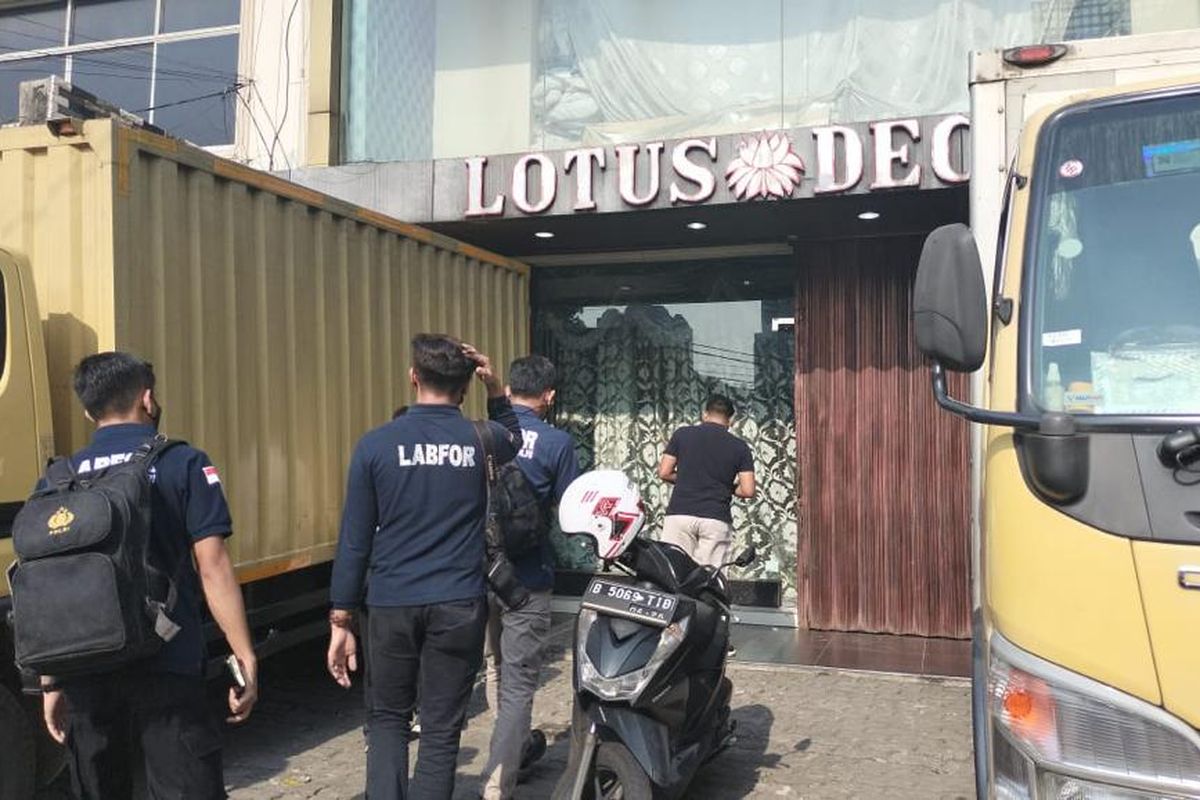 Lift di sebuah toko dekorasi jatuh dari lantai empat bangunan, yang menyebabkan dua orang karyawan menjadi korban di Jalan Pintu Air Raya, Sawah Besar, Jakarta Pusat, Rabu (24/8/2022) malam.