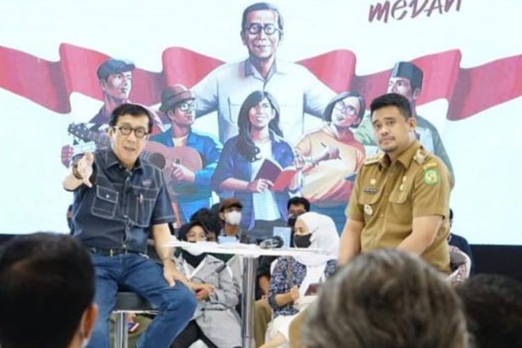 Menteri Hukum dan Hak Asasi Manusia (Menkumham) Yasonna H Laoly bersama Wali Kota Medan Bobby Nasution di acara Yasonna Mendengar, Selasa (12/4/2022). 