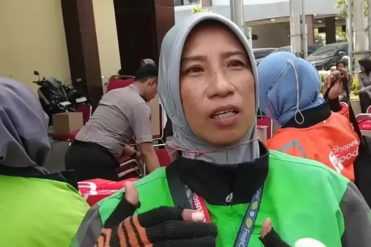 Cerita Ika Widianingsih, Pengemudi Ojol Surabaya yang Sering Bantu Korban Kecelakaan di Jalan