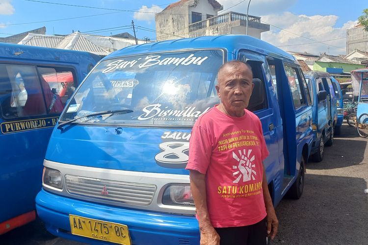 Slamet (64) ditengah terik matahari saat menunggu penumpang ditempat mangkalnya di Perempatan Kembang Purworejo Jawa Tengah pada Selasa (16/5/2023)