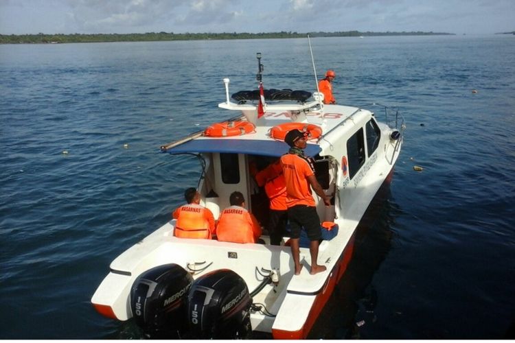 Tim SAR gabungan mencari lima nelayan yang hilang di laut Aru, Maluku, Senin (16/9/2019).