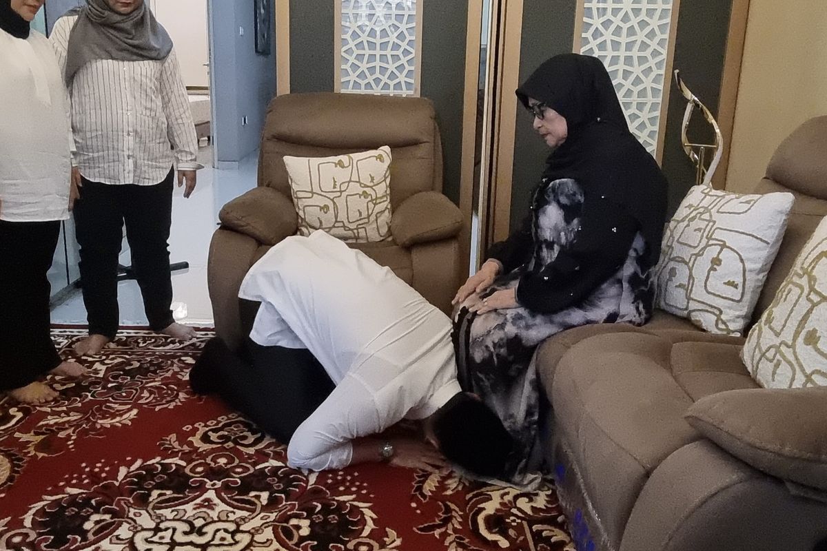 Calon Wali Kota Surabaya, Eri Cahyadi sungkem ke ibunya, Rabu (27/11/2024).