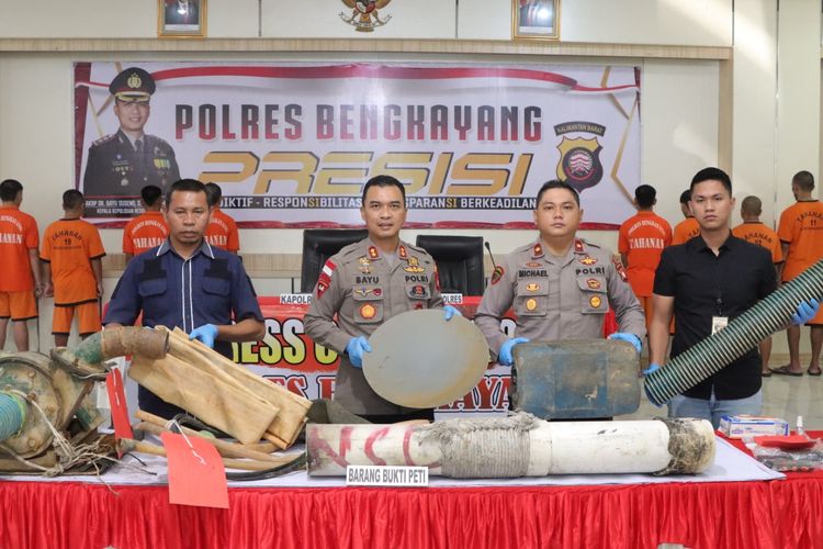 Aparat kepolisian mengungkap lima kasus pertambangan emas tanpa izin di Kabupaten Bengkayang, Kalimantan Barat (Kalbar). Kepala Polisi Resor Bengkayang AKBP Bayu Suseno mengatakan, dalam pengungkapan tersebut, sebanyak 19 orang ditangkap dan ditahan. 