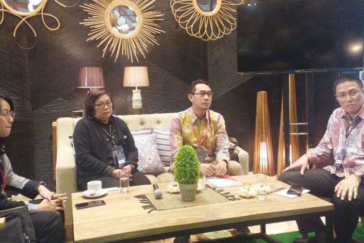 Wakil Ketua Umum Bidang Organisasi Perhimpunan Hotel dan Restoran Indonesia Maulana Yusran (paling kanan) dan Ketua Himpunan Desainer Mebel Indonesia (HDMI) Ira Samri (paling kiri) dalam pameran Hospitality 2018 di JIExpo, Kemayoran, Jakarta, Rabu (24/10/2018).