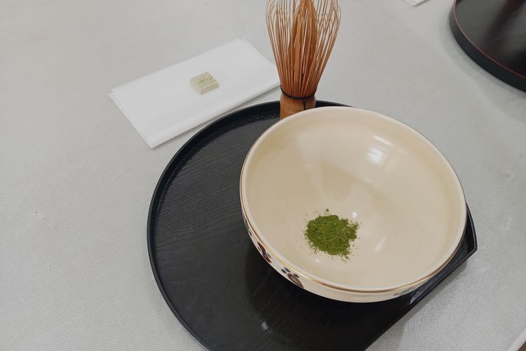 Alat yang digunakan saat Chanoyu, upacara minum teh secara tradisional di Jepang pada saat acara Jak Japan Matsuri 2023, di Jakarta Internasional Expo Kemayoran, Minggu (19/11/2023). 