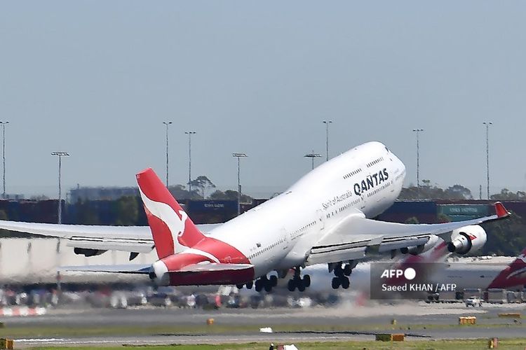 Maskapai penerbangan terbesar Australia Qantas mengatakan akan menghentikan semua penerbangan internasional dan menangguhkan 20.000 staf sebagai tanggapan terhadap pandemi virus corona.