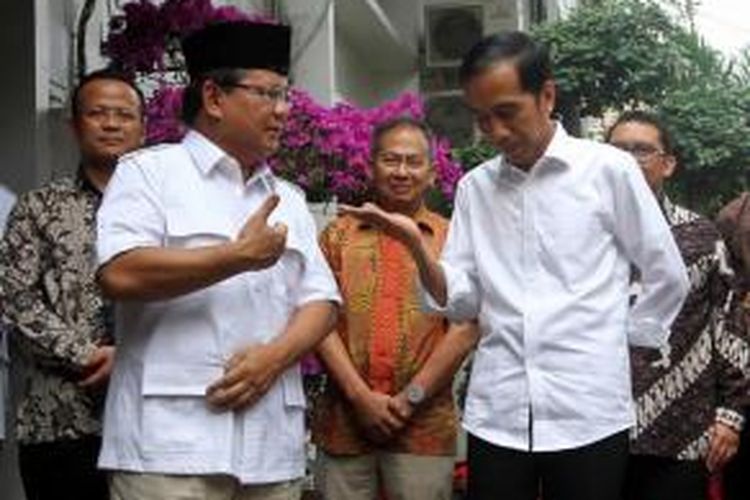 Presiden Republik Indonesia terpilih Joko Widodo mengunjungi Ketua Umum Partai Gerindra yang juga mantan pesaingnya dalam Pilpres lalu, Prabowo Subianto, di Jalan Kertanegara, Jakarta Selatan, Jumat (17/10/2014). Dalam pertemuan tersebut Jokowi bersilaturahmi dan mengundang Prabowo untuk menghadiri pelantikan Presiden Seni 20 Oktober mendatang.