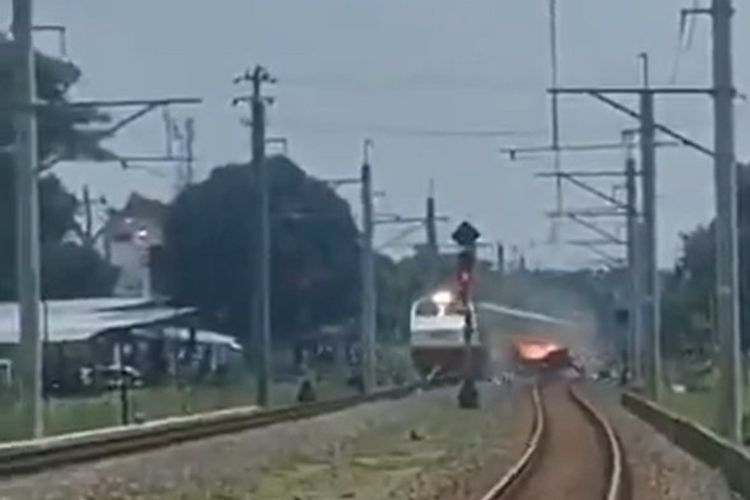 Tangkapan layar video detik-detik KA Bangunkarta menabrak mobil dan motor di Prambanan, Sleman, Di Yogyakarta pada Selasa (4/11/2025).