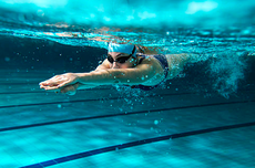 2 Bahaya Dehidrasi Saat Berenang dan Cara Pencegahannya