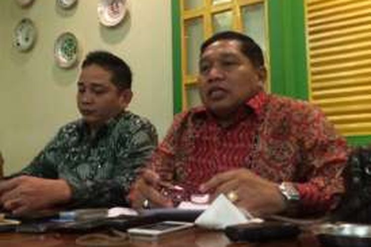 Kuasa hukum pendiri PT Maxpower Indonesia, Muhammad Aidil Fitra Saragih dan Ahmad Raja Siregar dalam konferensi pers di Grand Indonesia, Jakarta, Senin (10/10/2016).