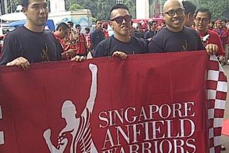 Suporter Liveprool dari Singapura, Singapore Anfield Warriors, ikut datang ke Jakarta mendukung The Reds melawan Indonesia di Stadion Utama Gelora Bung Karno, Sabtu (20/7/2013).